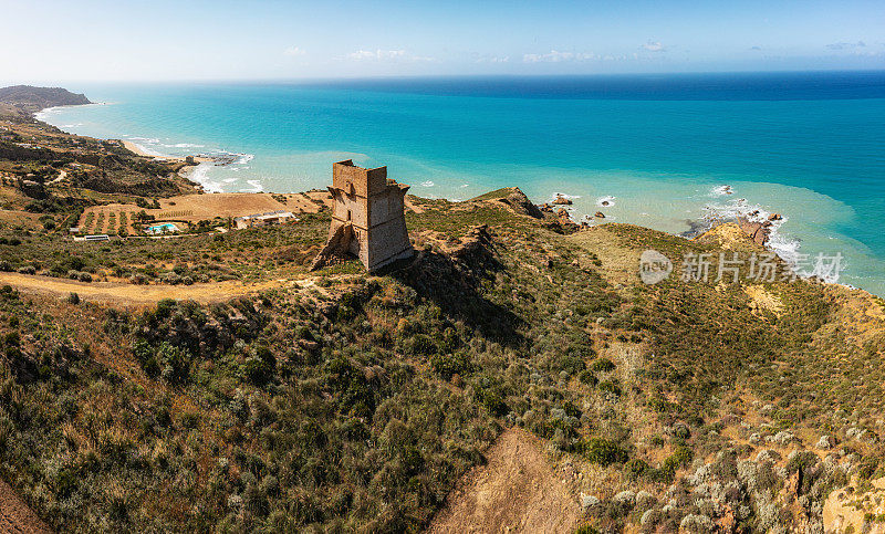 意大利西西里岛Agrimonte的Torre di Monterosso海上旧瞭望塔废墟鸟瞰图